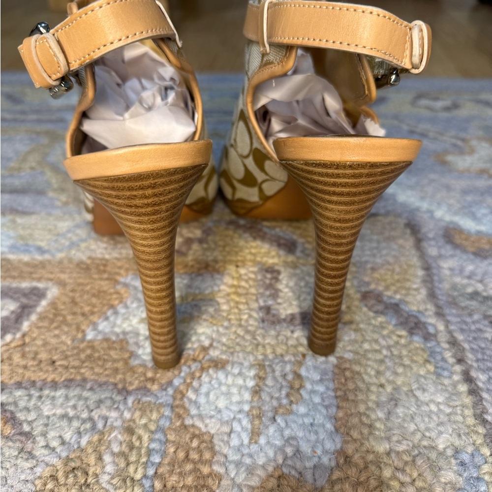 Coach Women’s Heels Size 8.5 (Fit Like 7) Beige Signature Canvas Peep Toe - Picture 2 of 9